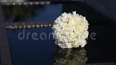 桌上放着一束白色的玫瑰花